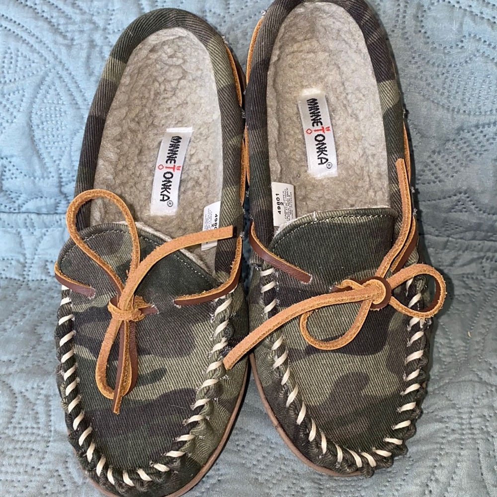 Minnetonka Kids Shoes Size 2-NWOB